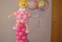 Κοριτσάκι σε βάση από μπαλόνια